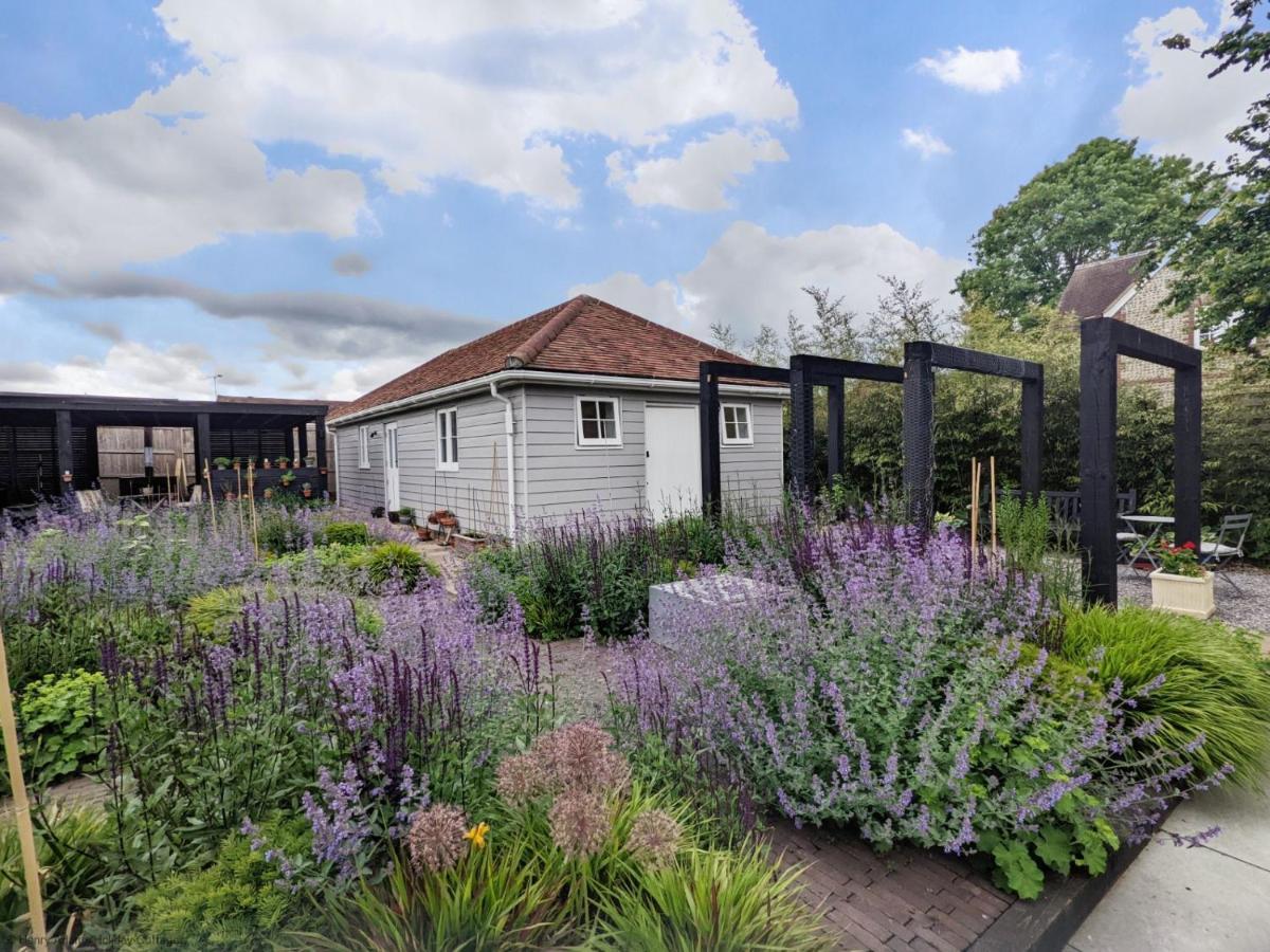 Little Maplewood, Tangmere Luaran gambar